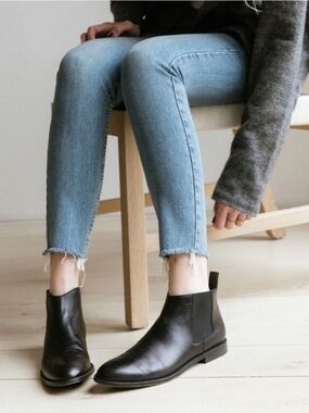 Jenni Kayne Black Leather Chelsea Boots
Size 37.5 - US 7.5